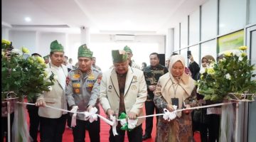 Keterangan foto: Wakapolri Komjen Pol. Prof. Dr. Dedi Prasetyo, S.H., M.Hum., M.Si., M.M., bersama Rektor Universitas Riau Prof. Dr. Sri Indarti, S.E., M.Si., meresmikan Pusat Studi Kepolisian Bidang Lingkungan di Kampus Universitas Riau.