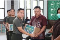 Keterangan foto: Personel Kodam XIX/Tuanku Tambusai memberikan bingkisan kepada peserta donor darah.