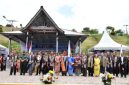 Keterangan foto: Bupati Samosir Vandiko T. Gultom dan Wakil Bupati Samosir Ariston Tua Sidauruk bersama Ketua Umum PPTSB Edison Sinaga. (Dok. Ist.)
