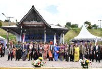 Keterangan foto: Bupati Samosir Vandiko T. Gultom dan Wakil Bupati Samosir Ariston Tua Sidauruk bersama Ketua Umum PPTSB Edison Sinaga. (Dok. Ist.)
