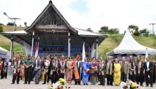 Keterangan foto: Bupati Samosir Vandiko T. Gultom dan Wakil Bupati Samosir Ariston Tua Sidauruk bersama Ketua Umum PPTSB Edison Sinaga. (Dok. Ist.)
