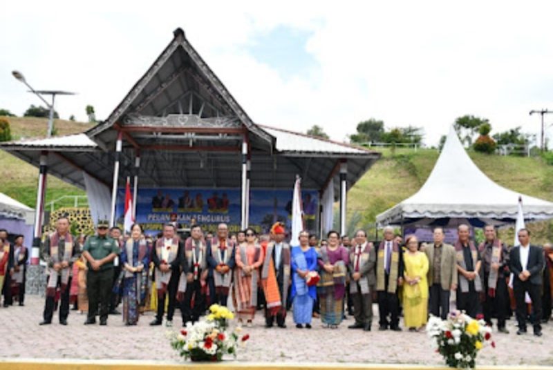 Keterangan foto: Bupati Samosir Vandiko T. Gultom dan Wakil Bupati Samosir Ariston Tua Sidauruk bersama Ketua Umum PPTSB Edison Sinaga. (Dok. Ist.)
