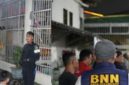 Keterangan foto: Suasana saat petugas melakukan pemeriksaan terhadap seluruh penghuni Lapas.
