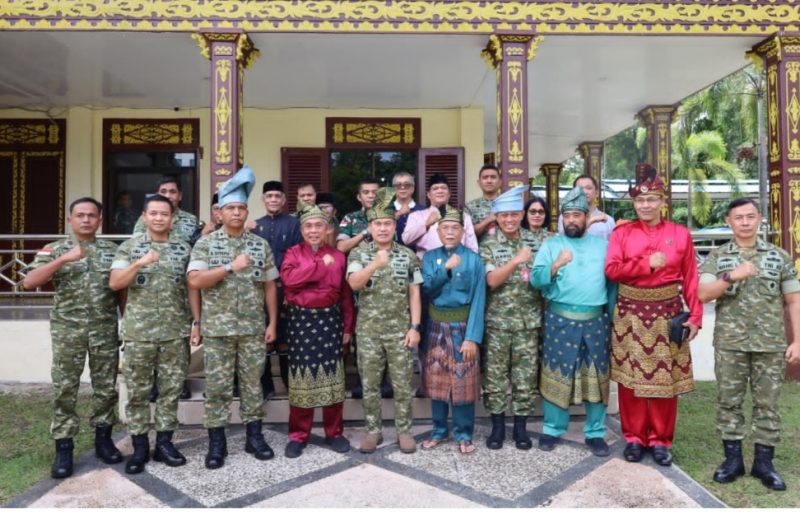 Keterangan foto : Pangdam XIX/Tuanku Tambusai Mayjen TNI Dr. Agus Hadi Waluyo, S.A.P., M.M., CHRMP, saat bersilaturahmi dengan pengurus LAM Provinsi Riau. 

