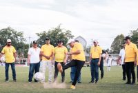 Keterangan foto: Bupati Bireuen, Ir. H. Mukhlis, ST, melakukan tendangan kehormatan (kick-off) sebagai tanda dimulainya Kejuaraan Sepak Bola Antar Kecamatan Se-Kabupaten Bireuen Tahun 2026. (dok.ist) 
