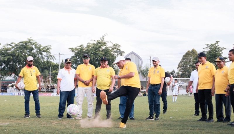 Keterangan foto: Bupati Bireuen, Ir. H. Mukhlis, ST, melakukan tendangan kehormatan (kick-off) sebagai tanda dimulainya Kejuaraan Sepak Bola Antar Kecamatan Se-Kabupaten Bireuen Tahun 2026. (dok.ist) 
