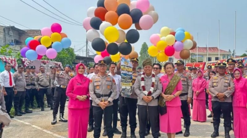 Keterangan foto: Penyambutan Kapolres Pelalawan yang baru, AKBP Ahmad Nur Ari, S.Sos., S.I.K., M.H., bersama Ketua Bhayangkari Cabang Pelalawan Ny. Diyan Ahmad Nur oleh pejabat lama AKBP John Louis Letedara, S.I.K., bersama Ny. Evi John.
