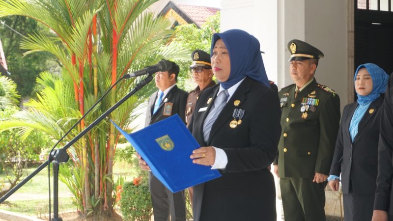 Keterangan foto: Sekda Kota Langsa Dra. Suhartini, M.Pd. menyampaikan amanat pada upacara peringatan Hari Kesaktian Pancasila 2026 di Halaman Pendopo Wali Kota Langsa.