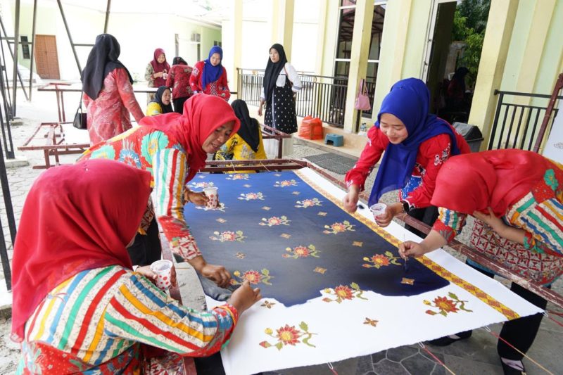 Keterangan foto: Pengerajin Batik Mandau saat bekerja di Workshop binaan PHR. 