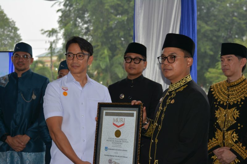 Keterangan foto: Wali Kota Langsa Jeffry Sentana S. Putra (kanan), didampingi Wakil Wali Kota Muhammad Haikal Alfisyahrin (kiri), menerima piagam penghargaan MURI pada peringatan HUT ke-25 Kota Langsa.