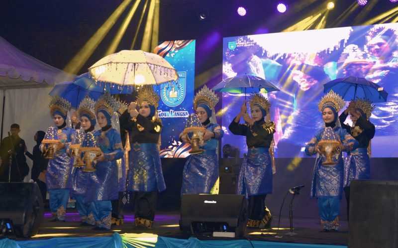 Keterangan foto: Sanggar Banda Beutari mempersembahkan tarian tradisional Aceh pada malam resepsi HUT ke-25 Kota Langsa, Minggu (18/10/2026).