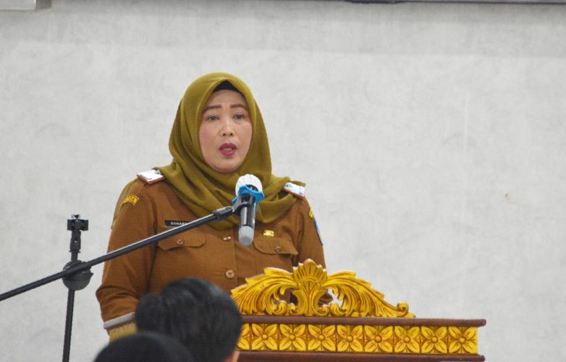 Keterangan foto: Plt. Kepala Dinas Pendidikan dan Kebudayaan Kota Langsa, Dra. Suhartini, M.Pd., saat menyampaikan imbauan terkait langkah antisipasi dampak kabut asap terhadap peserta didik dan tenaga pendidik.