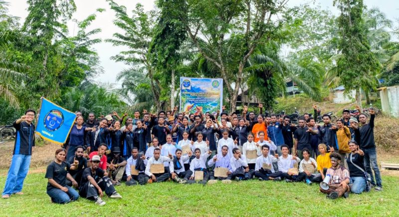 Keterangan foto: Mahasiswa Papua berfoto bersama dalam kegiatan Penerimaan Mahasiswa Baru HIMPALA Tahun Akademik 2026/2027 di kawasan wisata Swimbath, Langsa Baro, Kota Langsa.