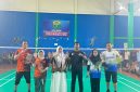 Keterangan foto: Ketua KORPRI Kota Langsa yang juga Sekda Langsa, Dra. Suhartini, M.Pd., berfoto bersama pada penutupan kompetisi minisoccer antarinstansi dalam rangka HUT ke-55 KORPRI.