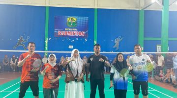 Keterangan foto: Ketua KORPRI Kota Langsa yang juga Sekda Langsa, Dra. Suhartini, M.Pd., berfoto bersama pada penutupan kompetisi minisoccer antarinstansi dalam rangka HUT ke-55 KORPRI.