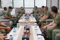 Keterangan Foto: Pangdam XIX/Tuanku Tambusai Mayjen TNI Dr. Agus Hadi Waluyo saat menerima kunjungan Delegasi 2PDF Singapore Army dalam kegiatan PIP di Makodam XIX/Tuanku Tambusai, Pekanbaru, Kamis (8/10/2026).