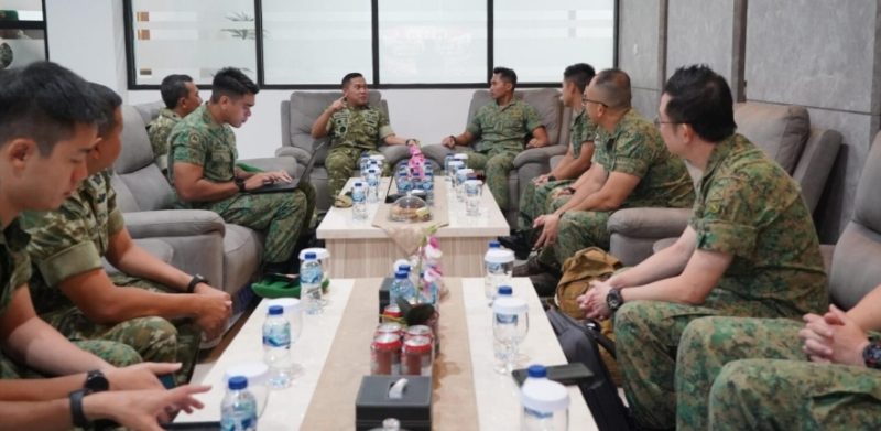 Keterangan Foto: Pangdam XIX/Tuanku Tambusai Mayjen TNI Dr. Agus Hadi Waluyo saat menerima kunjungan Delegasi 2PDF Singapore Army dalam kegiatan PIP di Makodam XIX/Tuanku Tambusai, Pekanbaru, Kamis (8/10/2026).