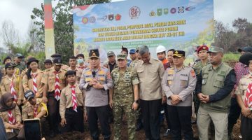 Keterangan Foto : Kepala Badan Pemelihara Keamanan (Kabaharkam) Polri Komjen Pol. Dr. Herry Heryawan, S.I.K., M.H., M.Hum., bersama Pangdam XIX/Tuanku Tambusai Mayjen TNI Dr. Agus Hadi Waluyo, S.A.P., M.M., CHRMP, saat kegiatan Penanaman Sejuta Pohon Menuju Indonesia Asri di kawasan Zamrud Km 83, Kecamatan Dayun, Kabupaten Siak.
