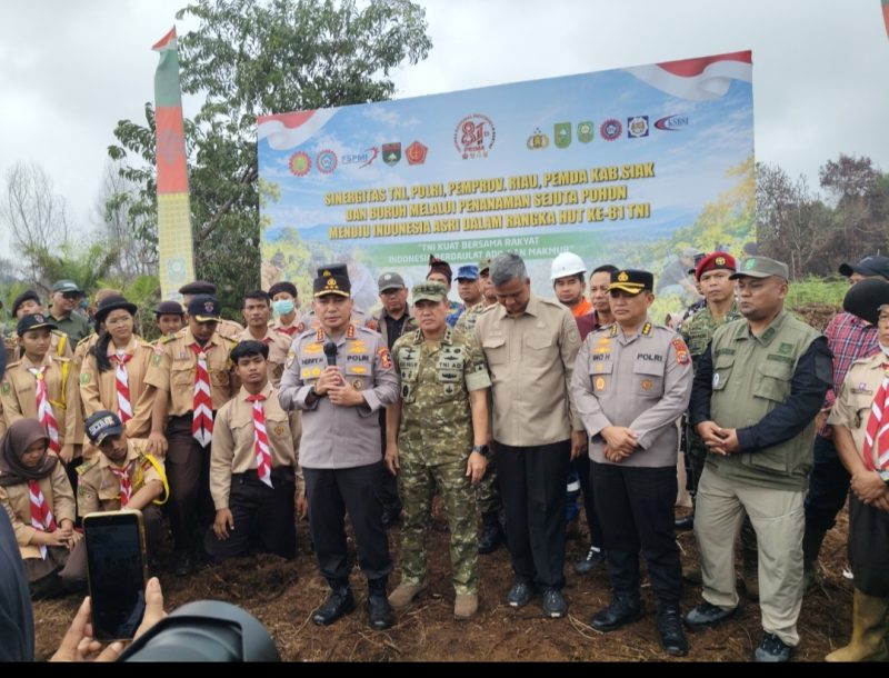 Keterangan Foto : Kepala Badan Pemelihara Keamanan (Kabaharkam) Polri Komjen Pol. Dr. Herry Heryawan, S.I.K., M.H., M.Hum., bersama Pangdam XIX/Tuanku Tambusai Mayjen TNI Dr. Agus Hadi Waluyo, S.A.P., M.M., CHRMP, saat kegiatan Penanaman Sejuta Pohon Menuju Indonesia Asri di kawasan Zamrud Km 83, Kecamatan Dayun, Kabupaten Siak.