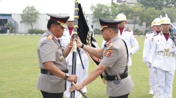 Keterangan foto : Serah Terima kepemimpinan Polda Riau dari Herry Heryawan kepada Arman Achdiat sebagai Kapolda Riau yang baru.