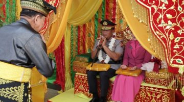 Keterangan foto : Ketua Umum Majelis Kerapatan Adat (MKA) LAMR, Yang Mulia Datuk Seri Raja Marjohan Yusuf, melaksanakan prosesi Tepuk Tepung Tawar kepada Kapolda Riau, Irjen Pol Arman Achdiat.