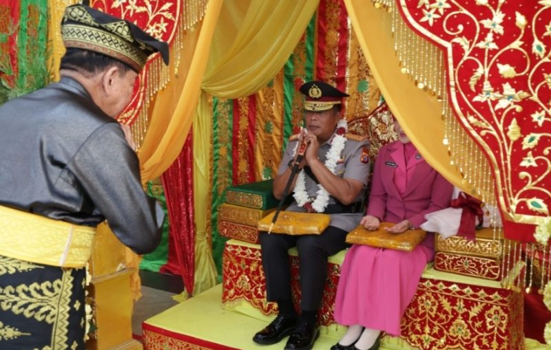 Keterangan foto : Ketua Umum Majelis Kerapatan Adat (MKA) LAMR, Yang Mulia Datuk Seri Raja Marjohan Yusuf, melaksanakan prosesi Tepuk Tepung Tawar kepada Kapolda Riau, Irjen Pol Arman Achdiat.