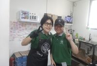 Keterangan Foto : Barista Vorna Yulia Dedes bersama Supervisornya, Cici Septiani, di Kafe Ruang Setara.
