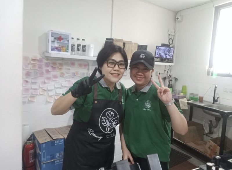 Keterangan Foto : Barista Vorna Yulia Dedes bersama Supervisornya, Cici Septiani, di Kafe Ruang Setara.
