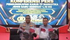 Keterangan foto: Kapolres Kampar AKBP Boby Putra Ramadhan S, didampingi Kasat Resnarkoba IPTU Rifles Bagariang, saat memberikan keterangan dalam konferensi pers pengungkapan kasus narkotika di Mapolres Kampar, Selasa (20/10/2026).
