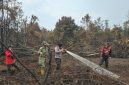 Keterangan Foto: Personel TNI dari Koramil 03/Mandau bersama tim gabungan melakukan pemadaman kebakaran hutan dan lahan di Desa Tasik Serai, Kecamatan Talang Muandau, Kabupaten Bengkalis, Riau, Selasa (20/10/2026).