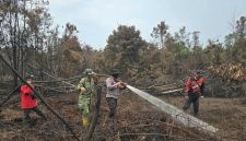 Keterangan Foto: Personel TNI dari Koramil 03/Mandau bersama tim gabungan melakukan pemadaman kebakaran hutan dan lahan di Desa Tasik Serai, Kecamatan Talang Muandau, Kabupaten Bengkalis, Riau, Selasa (20/10/2026).