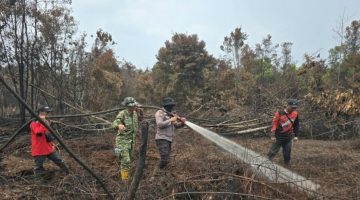 Keterangan Foto: Personel TNI dari Koramil 03/Mandau bersama tim gabungan melakukan pemadaman kebakaran hutan dan lahan di Desa Tasik Serai, Kecamatan Talang Muandau, Kabupaten Bengkalis, Riau, Selasa (20/10/2026).