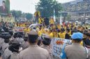 Keterangan Foto: Ratusan mahasiswa Universitas Lancang Kuning (Unilak) dan Universitas Islam Riau (UIR) menggelar aksi unjuk rasa di Kantor Gubernur Riau, Jalan Jenderal Sudirman, Pekanbaru, Selasa (20/10/2026).