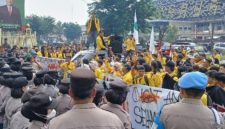 Keterangan Foto: Ratusan mahasiswa Universitas Lancang Kuning (Unilak) dan Universitas Islam Riau (UIR) menggelar aksi unjuk rasa di Kantor Gubernur Riau, Jalan Jenderal Sudirman, Pekanbaru, Selasa (20/10/2026).