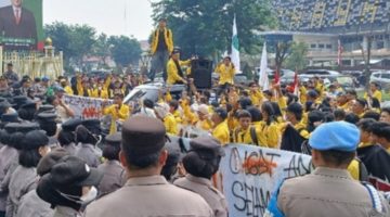 Keterangan Foto: Ratusan mahasiswa Universitas Lancang Kuning (Unilak) dan Universitas Islam Riau (UIR) menggelar aksi unjuk rasa di Kantor Gubernur Riau, Jalan Jenderal Sudirman, Pekanbaru, Selasa (20/10/2026).