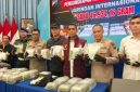 Keterangan Foto: Direktorat Reserse Narkoba Polda Riau menggelar konferensi pers pengungkapan kasus penyelundupan sabu seberat 46,9 kilogram di Mapolda Riau, Selasa (20/10/2026).