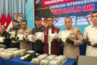 Keterangan Foto: Direktorat Reserse Narkoba Polda Riau menggelar konferensi pers pengungkapan kasus penyelundupan sabu seberat 46,9 kilogram di Mapolda Riau, Selasa (20/10/2026).