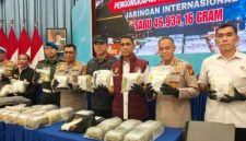 Keterangan Foto: Direktorat Reserse Narkoba Polda Riau menggelar konferensi pers pengungkapan kasus penyelundupan sabu seberat 46,9 kilogram di Mapolda Riau, Selasa (20/10/2026).