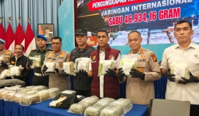 Keterangan Foto: Direktorat Reserse Narkoba Polda Riau menggelar konferensi pers pengungkapan kasus penyelundupan sabu seberat 46,9 kilogram di Mapolda Riau, Selasa (20/10/2026).