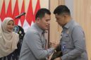Keterangan Foto: Kepala Kantor Wilayah Kementerian Hukum Riau yang baru, Edison Manik (kanan), bersalaman dengan Rudy Hendra Pakpahan dalam acara pisah sambut Kepala Kanwil Kemenkum Riau.