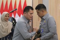 Keterangan Foto: Kepala Kantor Wilayah Kementerian Hukum Riau yang baru, Edison Manik (kanan), bersalaman dengan Rudy Hendra Pakpahan dalam acara pisah sambut Kepala Kanwil Kemenkum Riau.