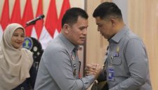 Keterangan Foto: Kepala Kantor Wilayah Kementerian Hukum Riau yang baru, Edison Manik (kanan), bersalaman dengan Rudy Hendra Pakpahan dalam acara pisah sambut Kepala Kanwil Kemenkum Riau.