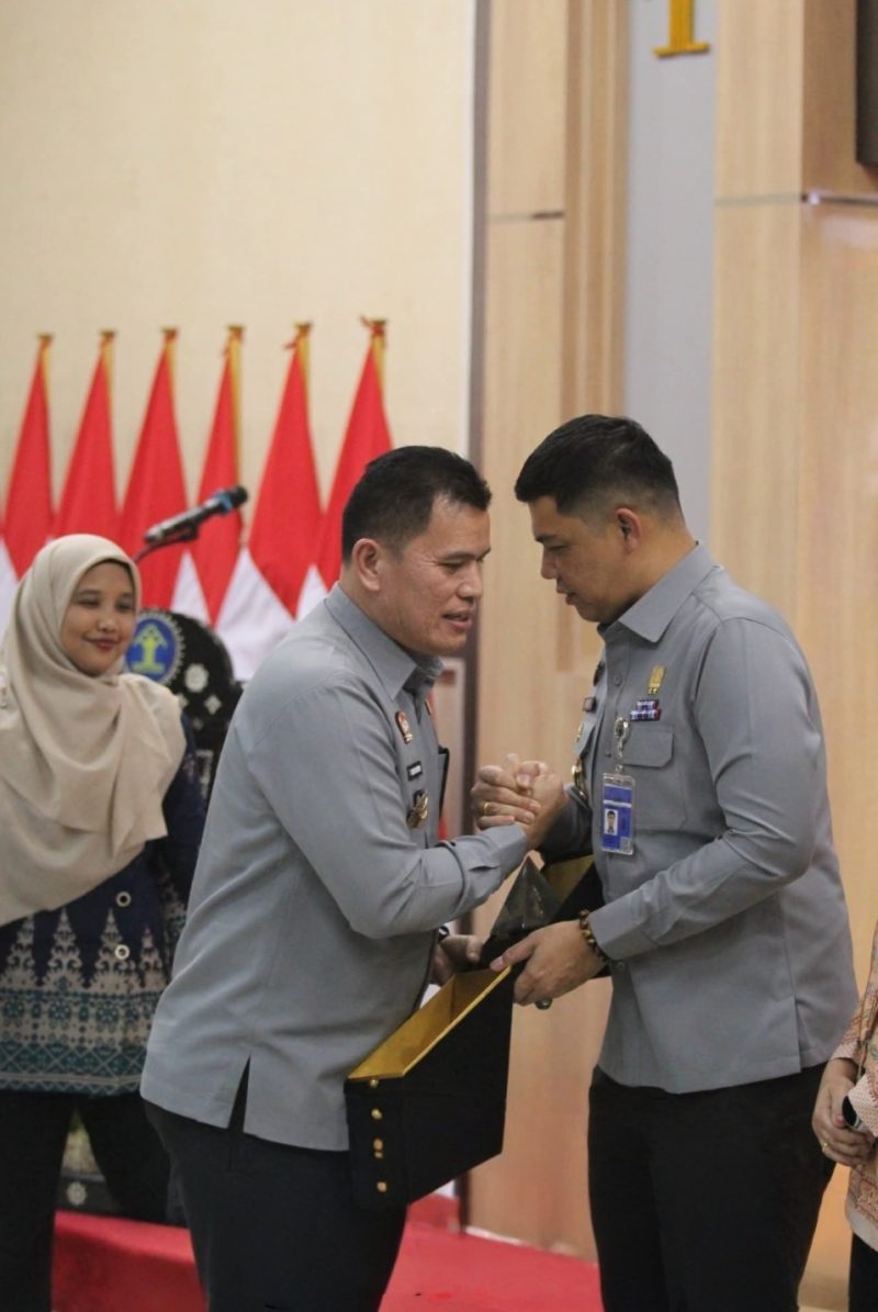 Keterangan Foto: Kepala Kantor Wilayah Kementerian Hukum Riau yang baru, Edison Manik (kanan), bersalaman dengan Rudy Hendra Pakpahan dalam acara pisah sambut Kepala Kanwil Kemenkum Riau.