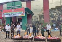 Ket. Foto : Kepala Bea Cukai Langsa Bersama Kejaksaan Negeri Aceh Timur, Saat Melakukan Pemusnahan Barang Bukti Rokok Ilegal