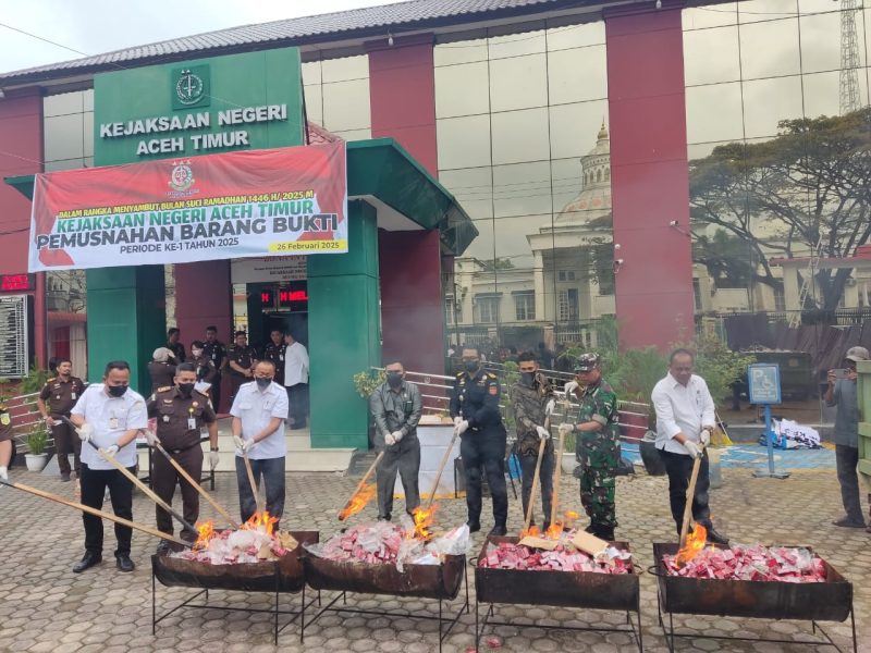 Ket. Foto : Kepala Bea Cukai Langsa Bersama Kejaksaan Negeri Aceh Timur, Saat Melakukan Pemusnahan Barang Bukti Rokok Ilegal