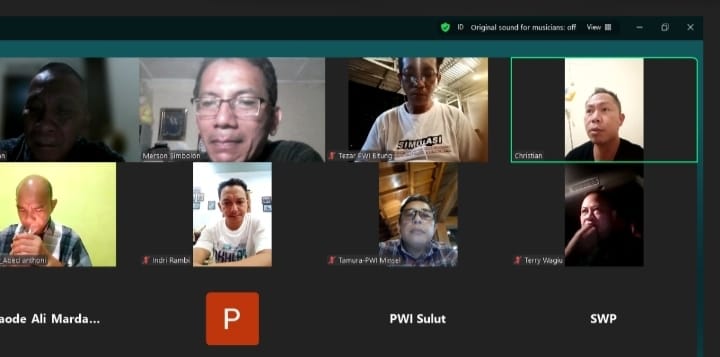 Ket. Foto : Voucke Lontaan, Ketua PWI Sulut, Saat Menggelar Rapat Zoom Meeting Dengan 15 Pengurus Cabang PWI se - Sulut (Ketua Sekertaris dan Bendahara), Jumat Malam (28/2/2025),