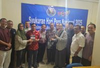 Ket. Foto : Pengurus PWI Pusat Bersama Panitia HPN 2025, Saat Peluncuran Buku Pernak Pernik HPN 2025, Rabu (05/03/2025), di Wisma Suara Merdeka, Tebet, Jakarta. 