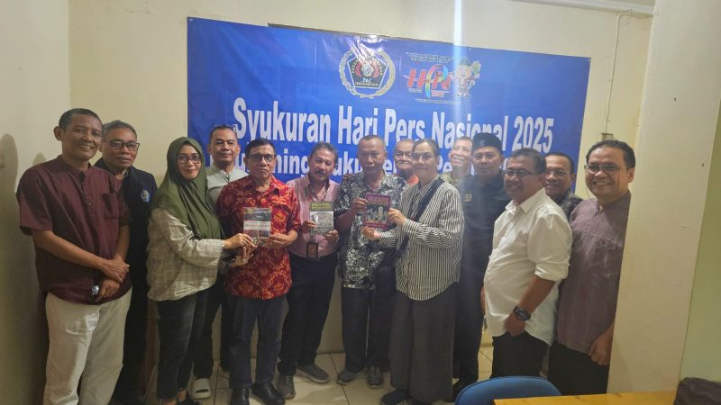 Ket. Foto : Pengurus PWI Pusat Bersama Panitia HPN 2025, Saat Peluncuran Buku Pernak Pernik HPN 2025, Rabu (05/03/2025), di Wisma Suara Merdeka, Tebet, Jakarta. 
