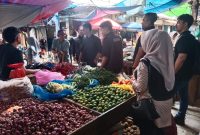 

Ket. Foto : Kepala Dinas Perindustrian, Perdagangan, Koperasi dan Usaha Kecil Menengah (Disperindagkop dan UKM), bersama Personil Polres Langsa, Saat Sidak di Pusat Pasar Kota Langsa, Jum'at (07/03/2025).
