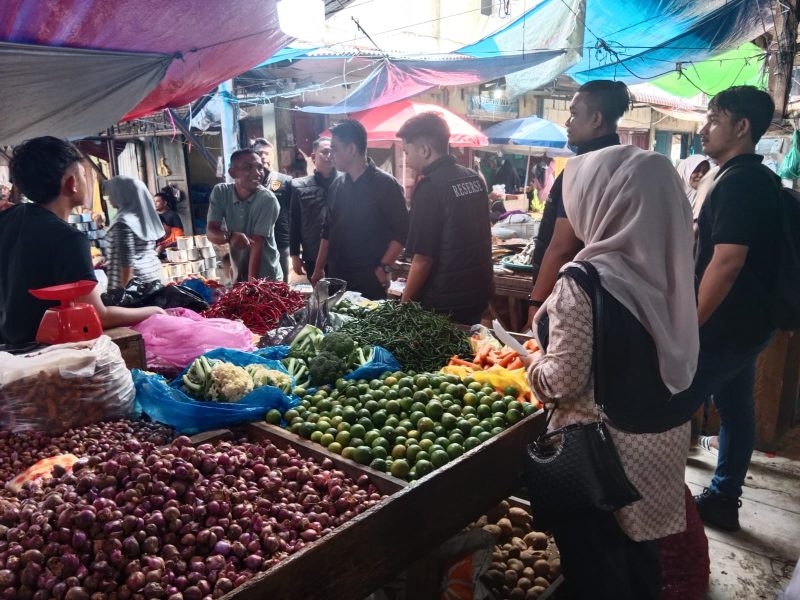 

Ket. Foto : Kepala Dinas Perindustrian, Perdagangan, Koperasi dan Usaha Kecil Menengah (Disperindagkop dan UKM), bersama Personil Polres Langsa, Saat Sidak di Pusat Pasar Kota Langsa, Jum'at (07/03/2025).